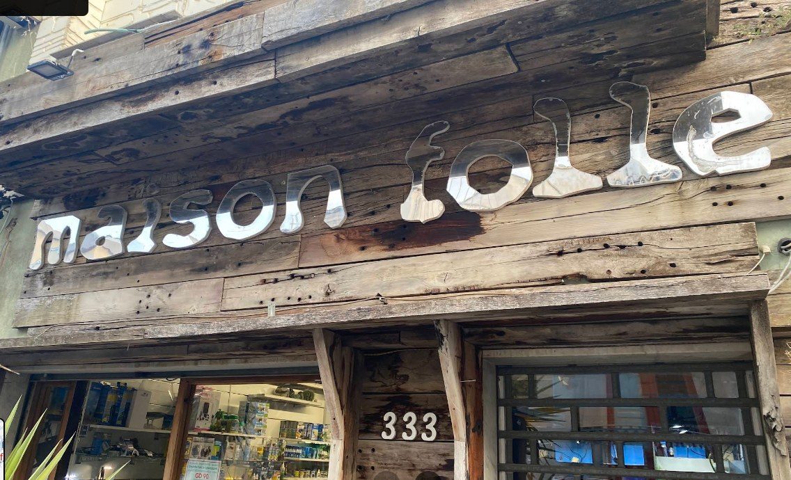 La facciata del negozio: assi di legno di recupero e l'insegna in acciaio